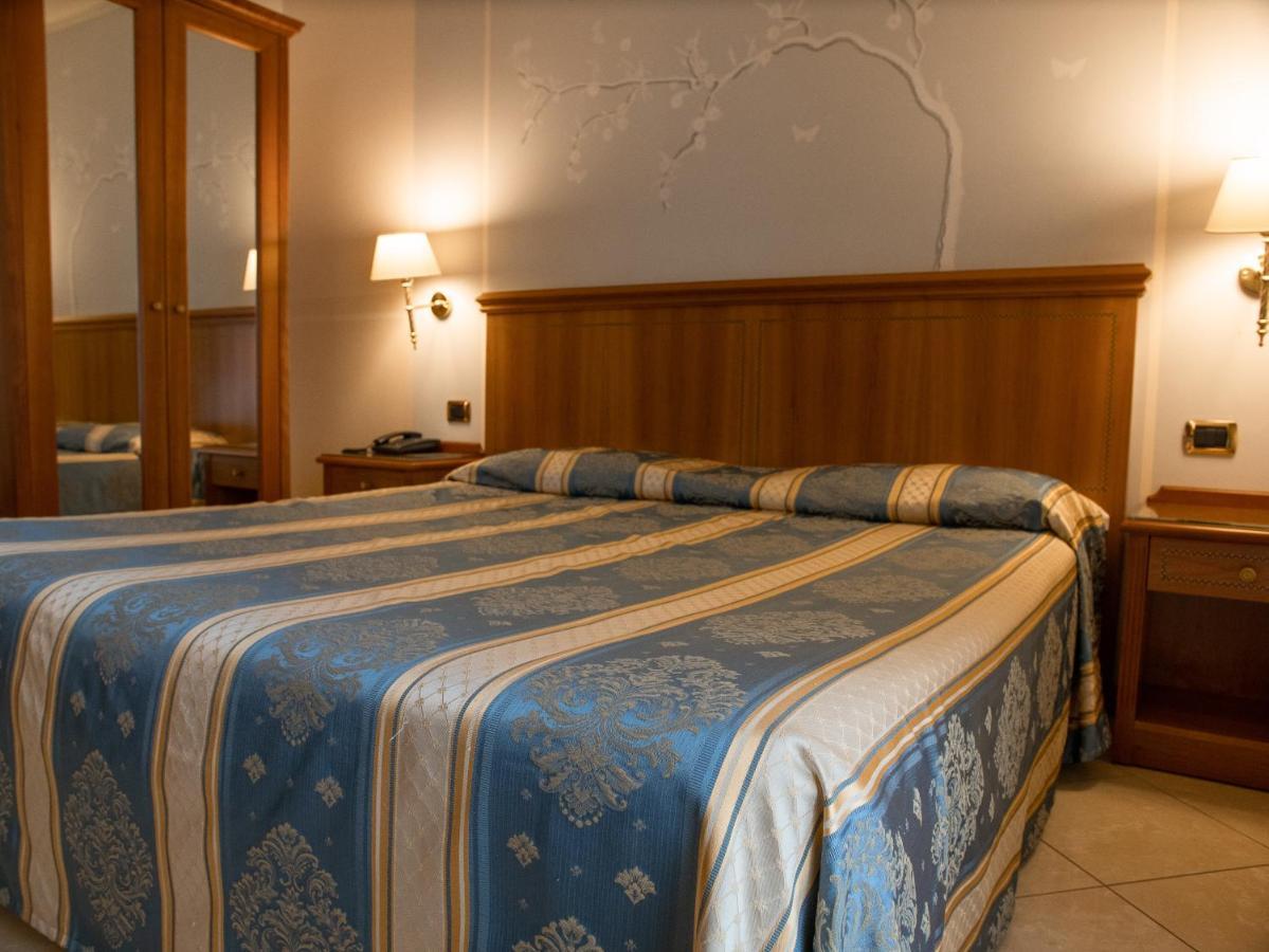 Dipendenza Hotel Londra 亚历山德里亚 外观 照片